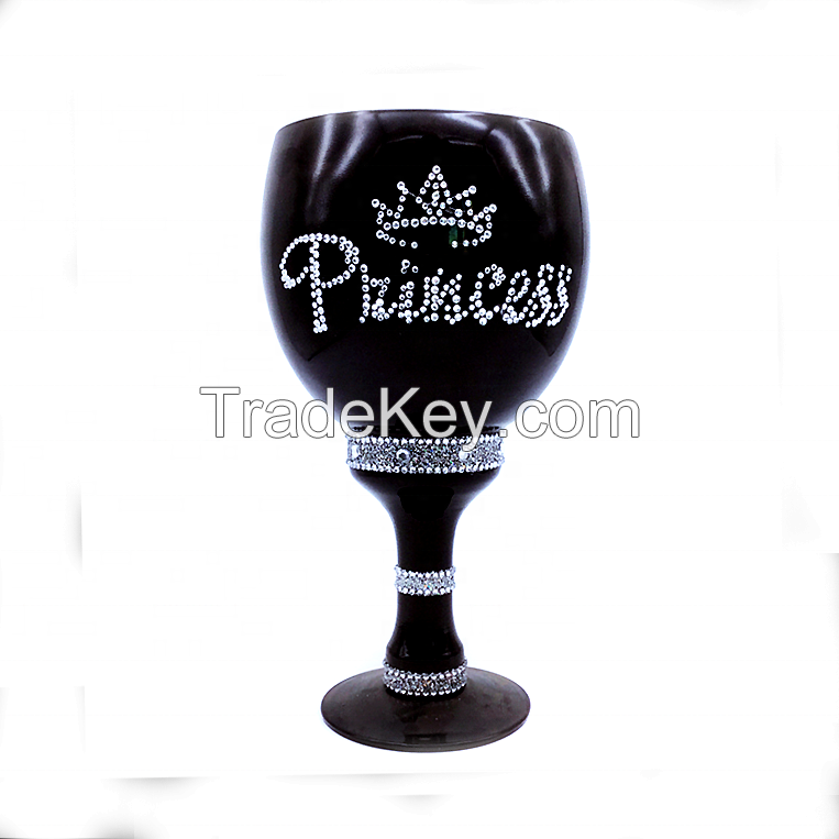 A bright diamond decorates a glass Durable design sense personalized cup Princess black pimp goblet
