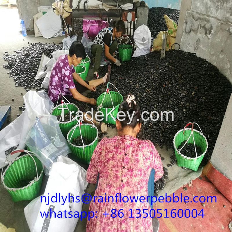 China Black Polished Pebble Stone Tile Colored River Stone For Landscaping