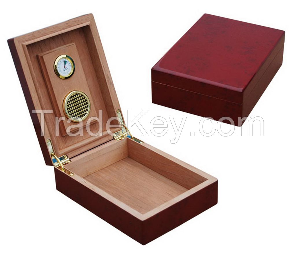 Elegant wooden cigars humidor box 