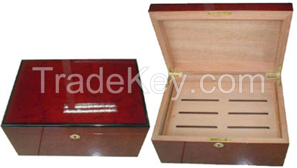 Elegant wooden cigars humidor box