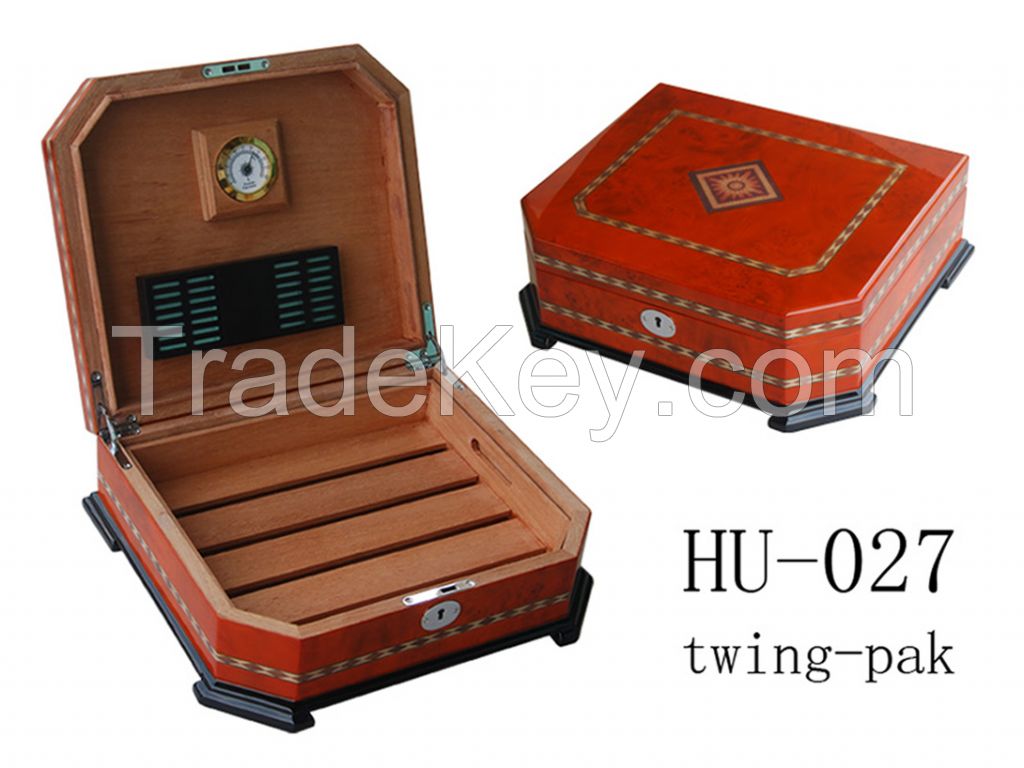 Elegant wooden cigars humidor box