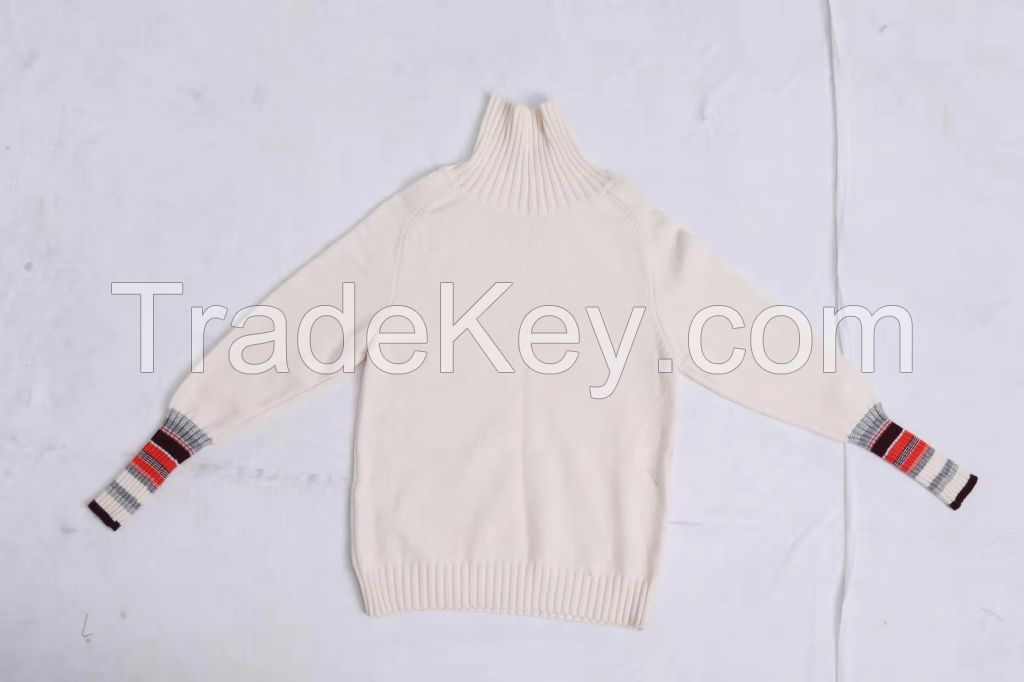 Women's long-sleeved pullover in color with round neck clip
