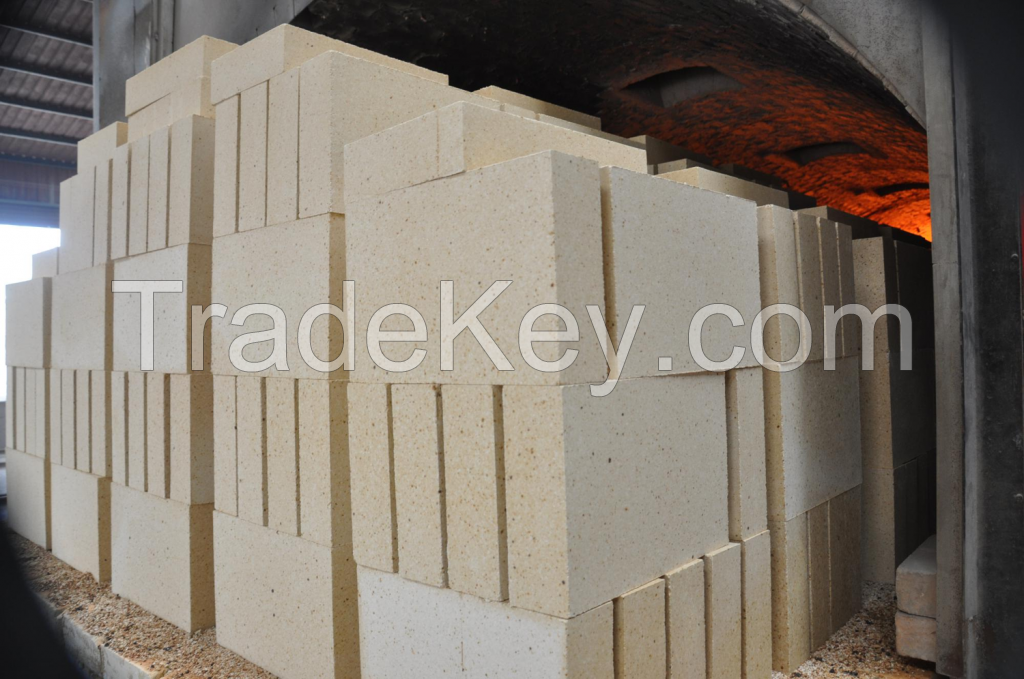 Refractory brick