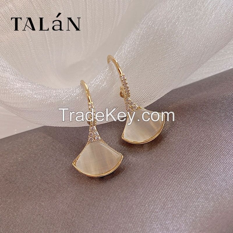 Twist earrings are a small number of design earrings