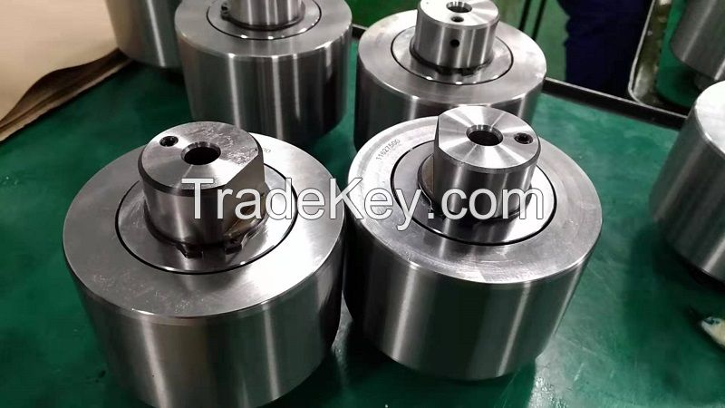 Backup rolls with pivot for steel plate cut to length line