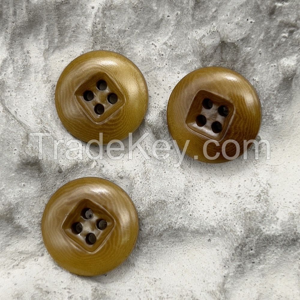 Round corozo buttons with squared center