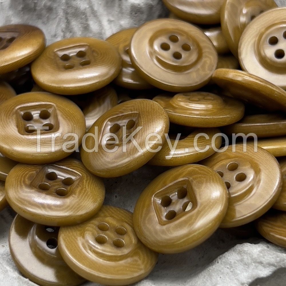 Round corozo buttons with squared center