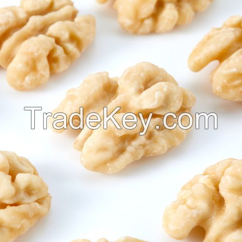 Healthy and nutritious peeled and baked walnut kernels