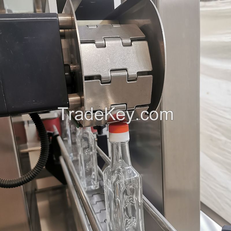 The crawler capping machine is made of 304 stainless steel. Production capacity: 40-80 bottles/min