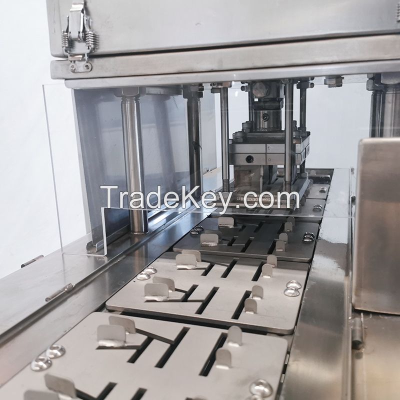The whole chicken claw cutting machine is made of 304 stainless steel. The applicable claw cutting range is 20-45 grams per piece (can be customized according to user needs)