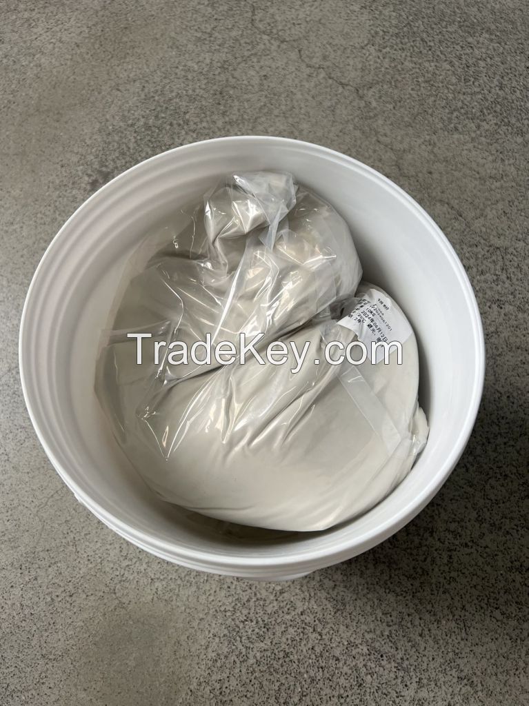 Low bulk density flake silver powder